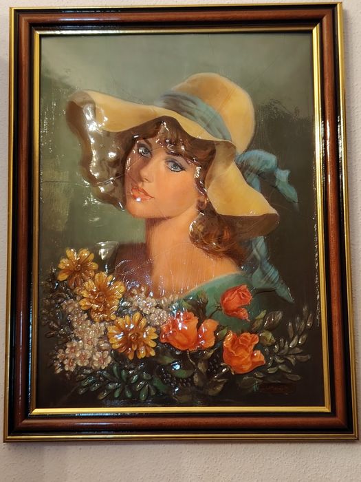 Quadro em Relevo que Retrata uma Senhora
