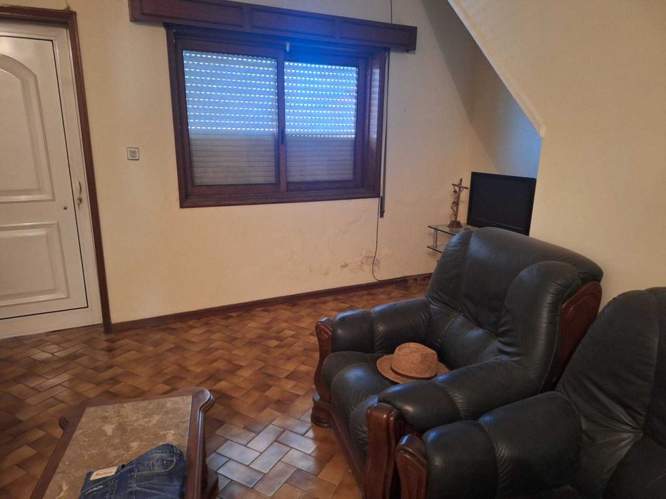 terreno com moradia para restaurar Maia centro