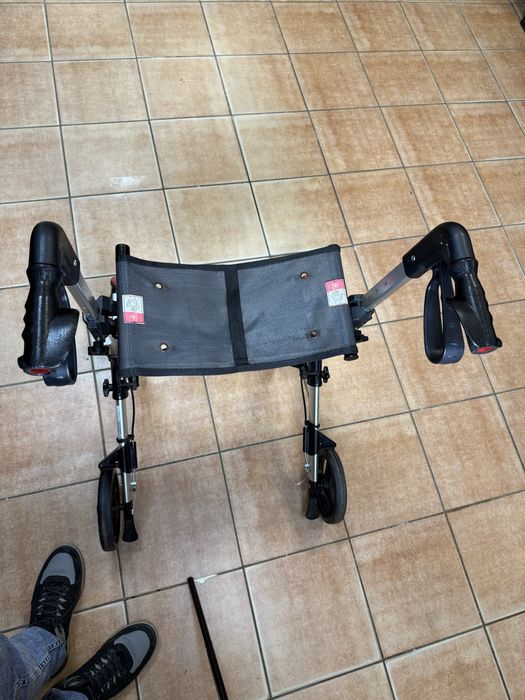 Ролятор ходунки алюмінієві з сидінням дуже легкі ,стан ІДЕАЛЬНИЙ!!!