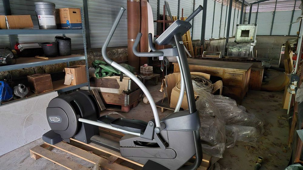 Elíptica Technogym Synchro Forma – NOVA (Nunca Usada)