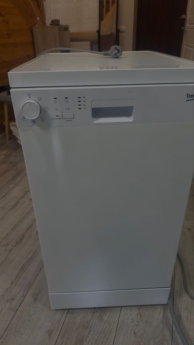 Посудомийна машина BEKO DFS05012W