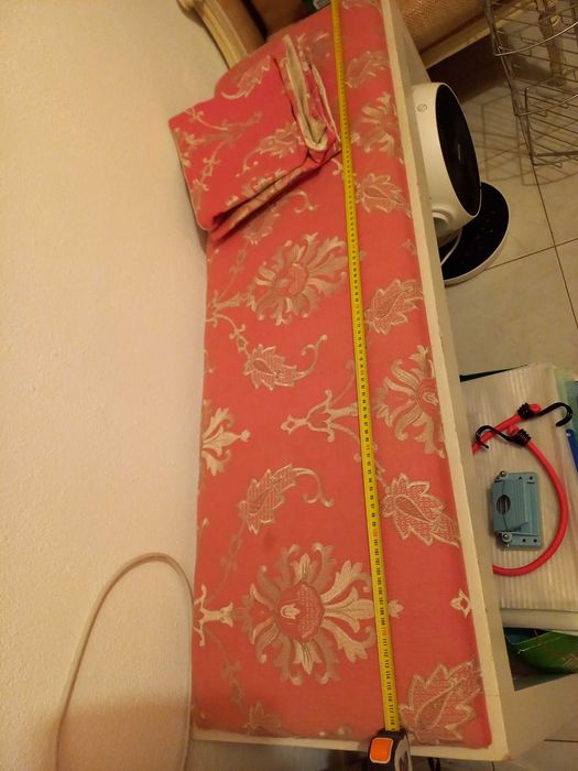 Banquete de apoio com 4! fronhas do mesmo  padrão