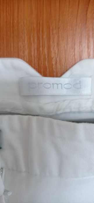 Białe Bermudy damskie Promod  S M