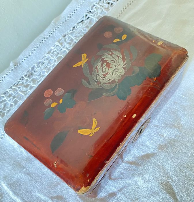 Caixa antiga em laca chinesa