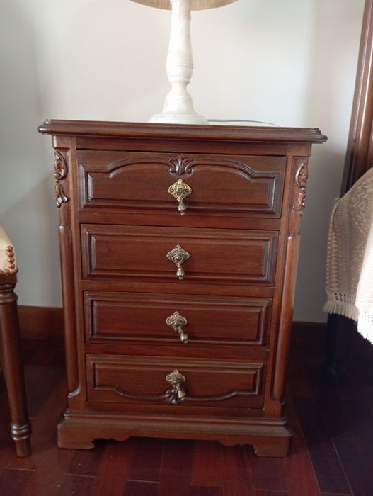 Mobília de quarto em.madeira mogno escura completa