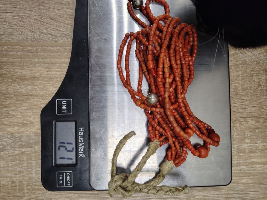 Старовинні коралові буси