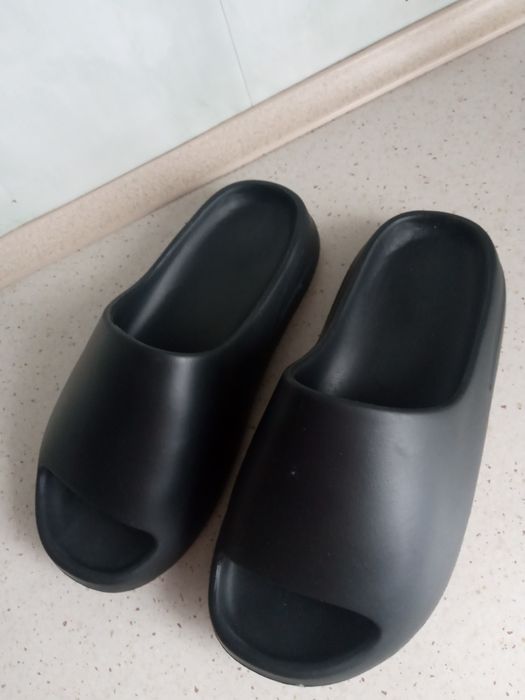 Klapki czarne 42-43 wkładka 25,5 cm