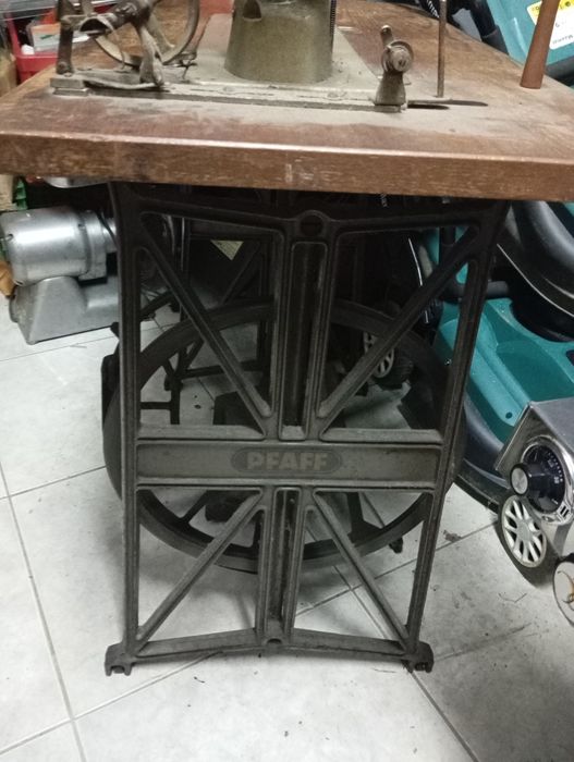 Máquina de costura PFAFf antiga de sapateiro