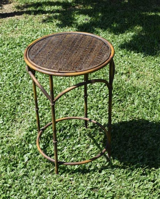 Mesa de apoio metálica e tampo em vime, feita na Tailândia