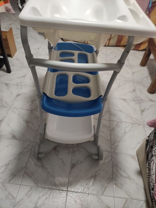 Vendo banheira de bebé com móvel de rodas