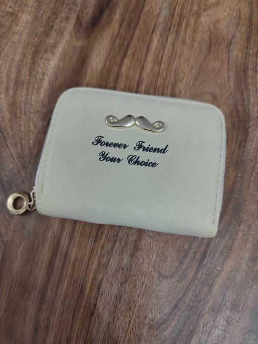 Mały beżowy portfelik