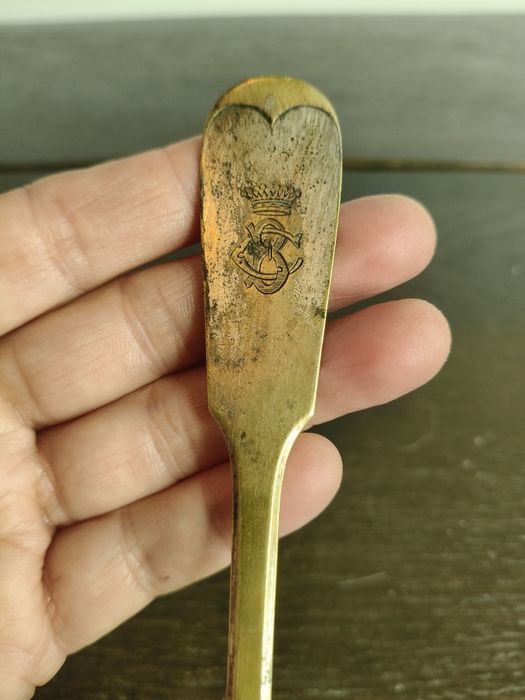 Stary widelec z monogramem B , podkową i koroną ²⁰⁴