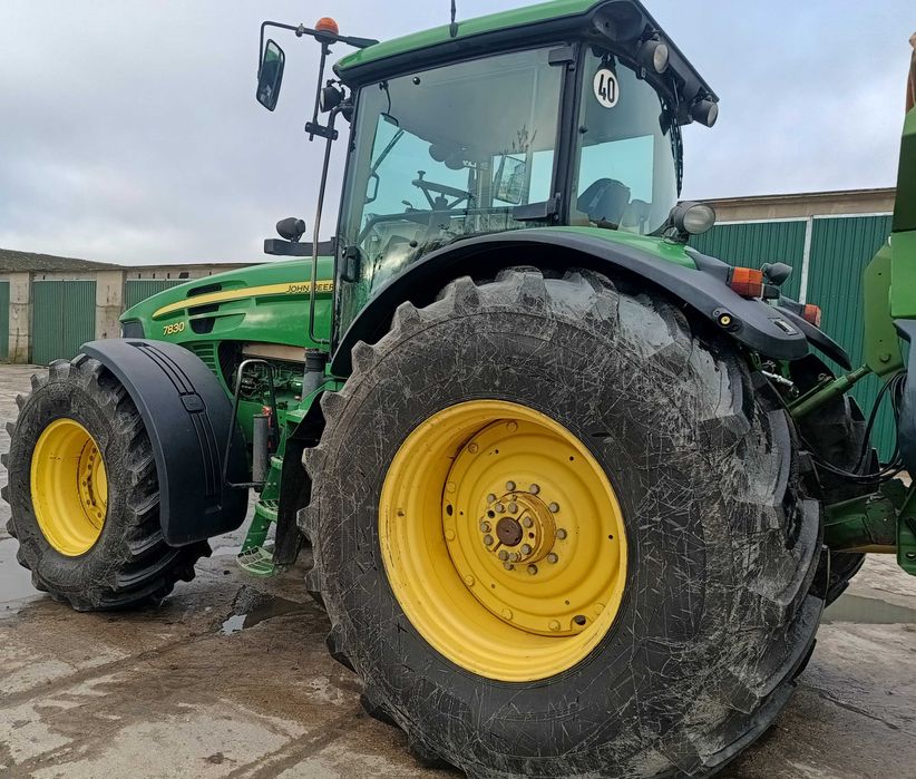 John Deere 7830 .