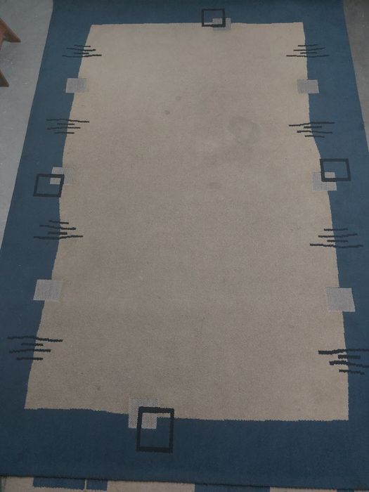 Living room rug in blue and beige tones