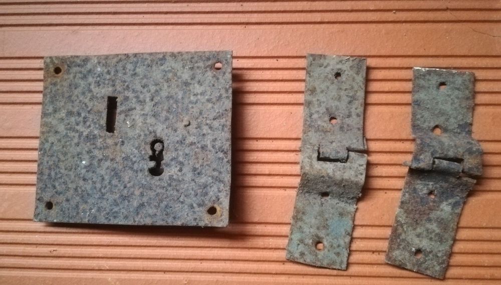 Fechadura Antiga e Dobradiças de Arca / Baú