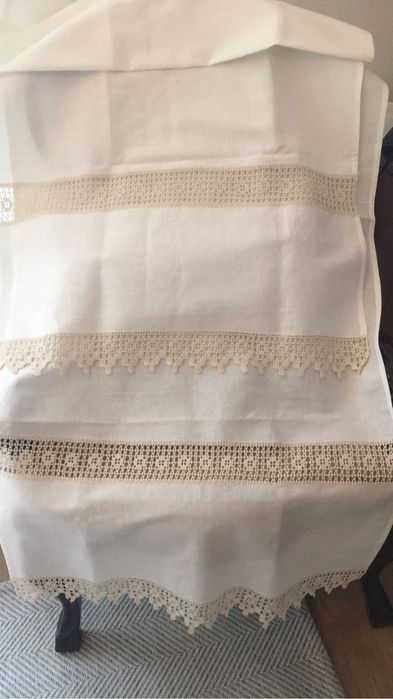 Duas lindas cortinas novas feitas em linho e croche