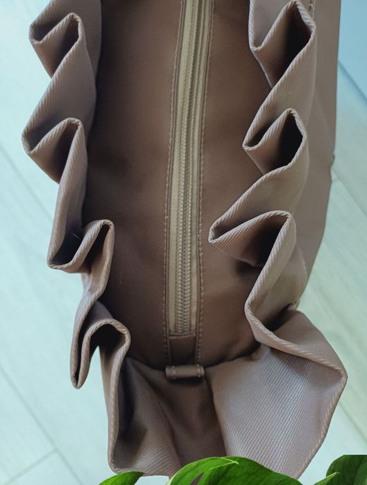 O Bag Standard, brązowy organizer z falbanką do torebki