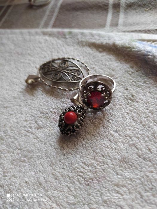 srebrny pierscionek i zawieszki