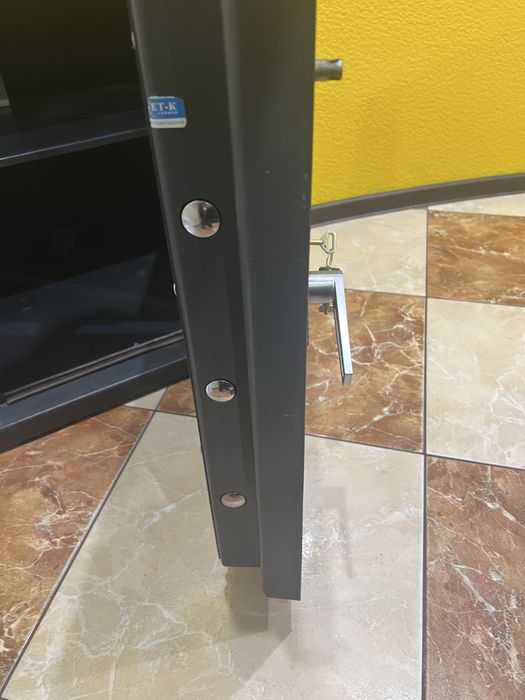 Продам сейф касовий броньований 2 клас опору