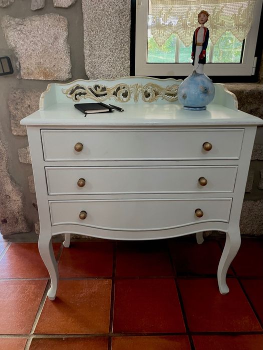 Cómoda branca elegante em madeira – peça clássica e charmosa