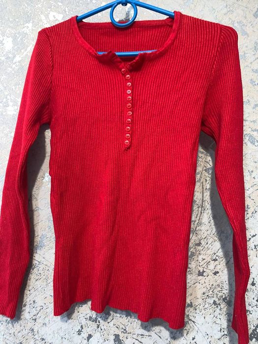 Червона кофта жіноча