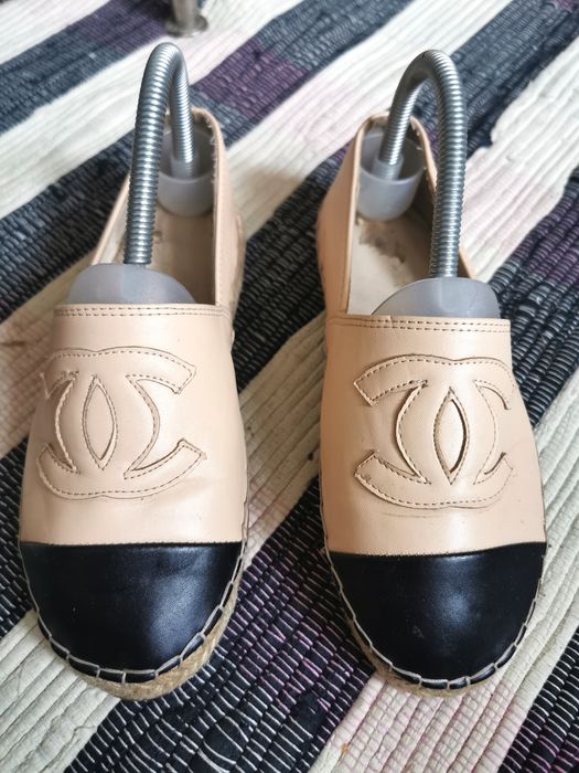 CHANEL kultowe espadryle skórzane