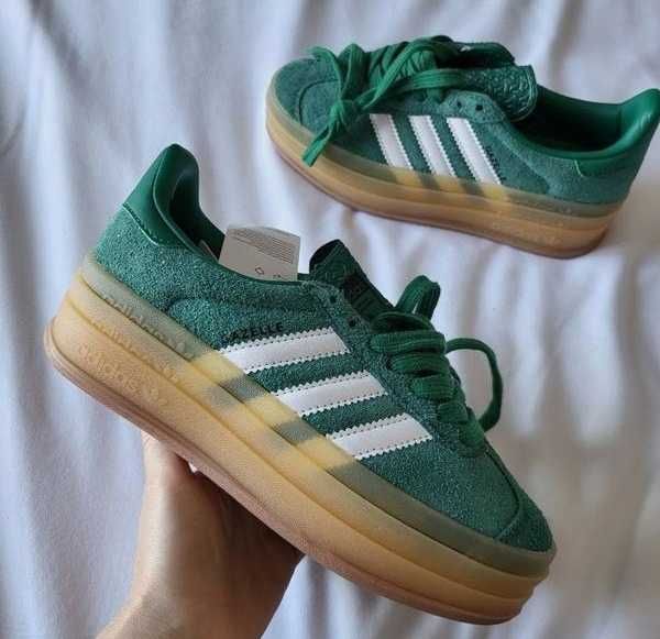 Женские кроссовки Адидас Газели замшевые зеленые на высокой подошве