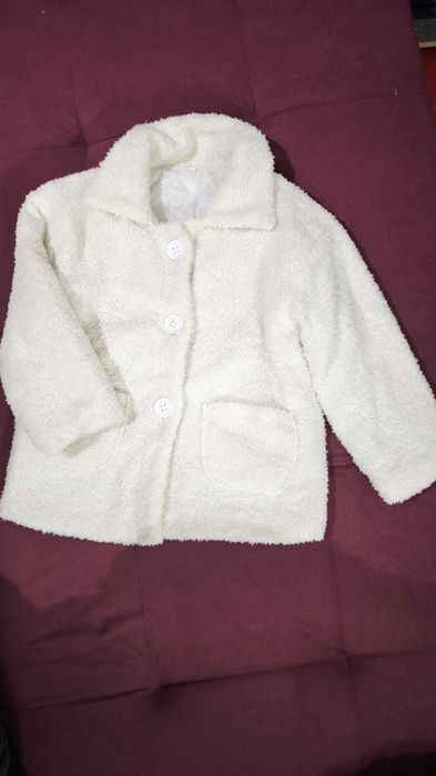 Весняне біле пальто