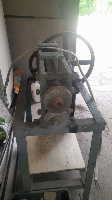 Maszyna do cięcia blachy za pomocą krążków.