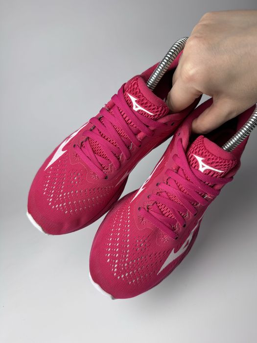 38р. Жіночі кросівки Mizuno Wave Shadow 3
