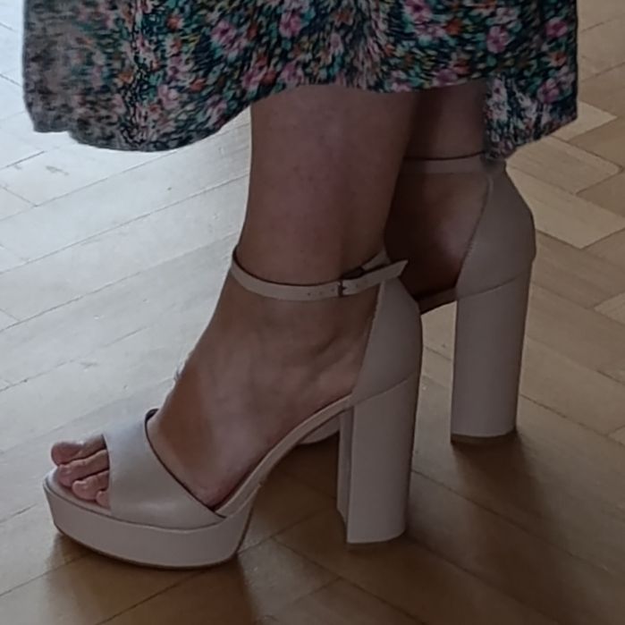 Жіночі босоніжки шкіряні на каблуку Estro Нові бежеві