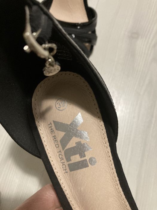 Sandálias pretas NOVAS