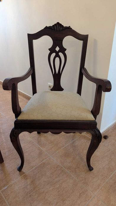 Mesa sala de jantar com cadeiras e cadeirões em óptimo estado