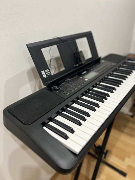 Yamaha PSR-E383 – nowy, nieużywany keyboard ze statywem | Idealny na prezent