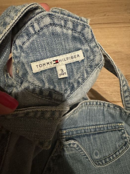 Sukienka Tommy Hilfingier ogrodniczka