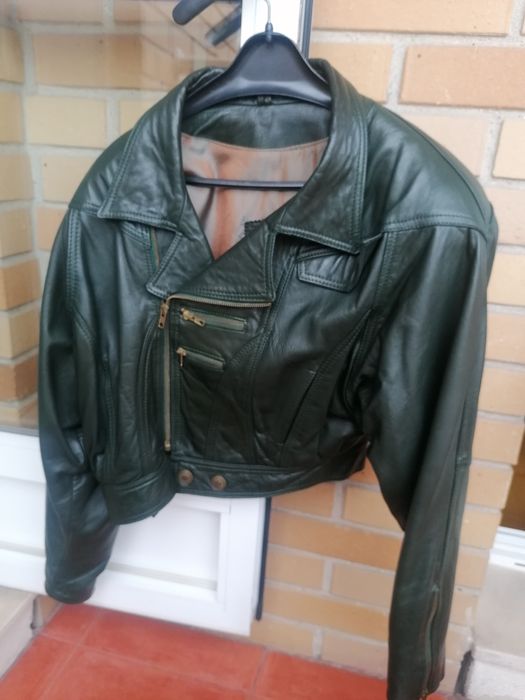 Casaco curto em pele de senhora