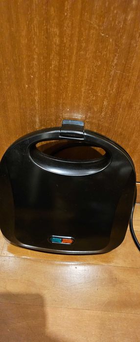 Cafeteira branca e sanduicheira