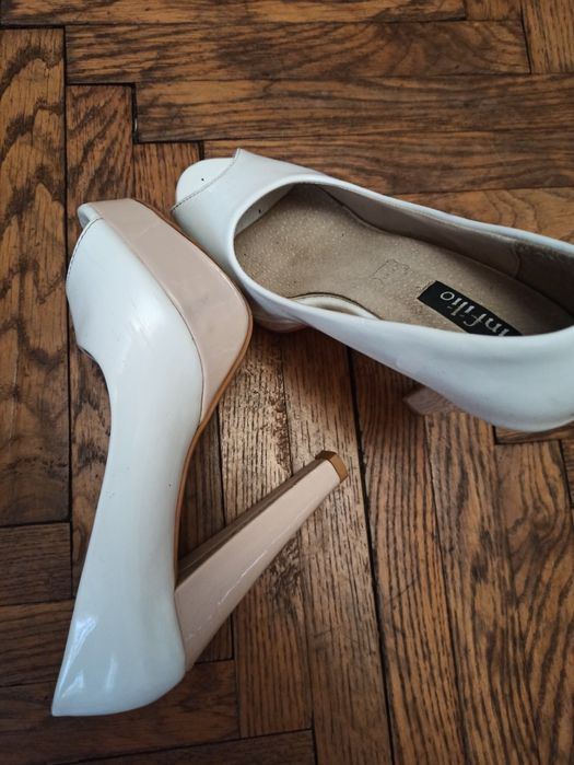 Лакові босоніжки білі ,лабутени , туфлі/37