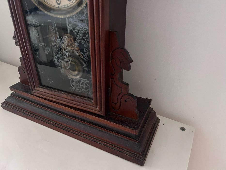 Relógio antigo de pé