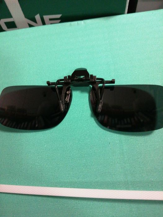 Nakładka na szkła korekcyjne, gratis ściereczka do okularów.