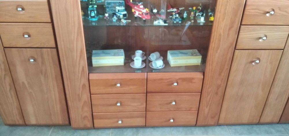 Vitrine de sala de jantar em Cerejeira em bom estado