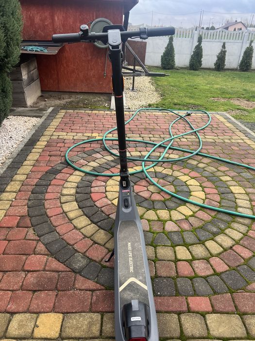 Hulajnoga elektryczna.