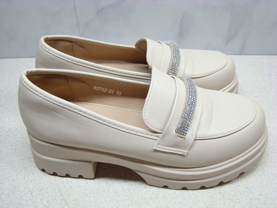 Eleganckie beżowe mokasyny Queen Tina R.39 – stylowe półbuty damskie