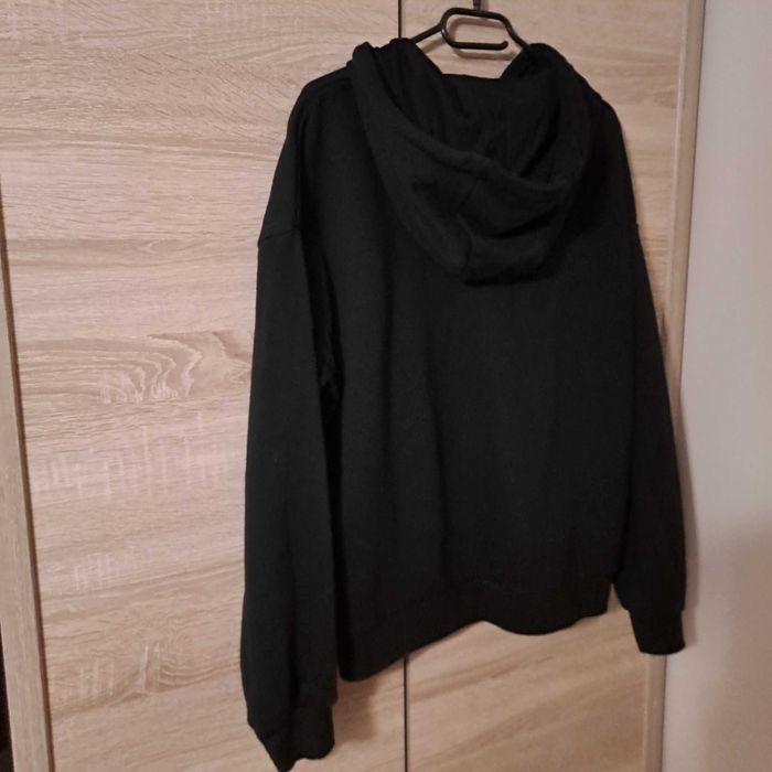 Czarna bluza z kapturem i nadrukiem Cropp / rozmiar M