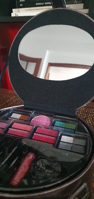 Kit de maquilhagem em mala. NOVO