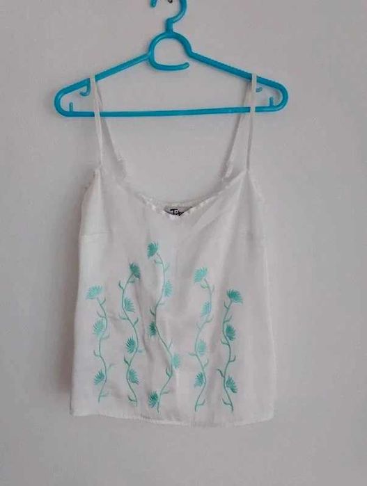 Haftowany top z satyny