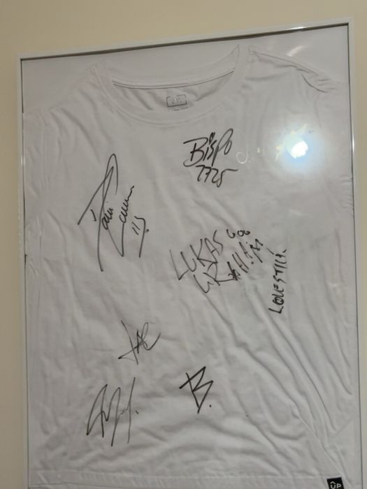 Camisola autografada por vários artistas+moldura