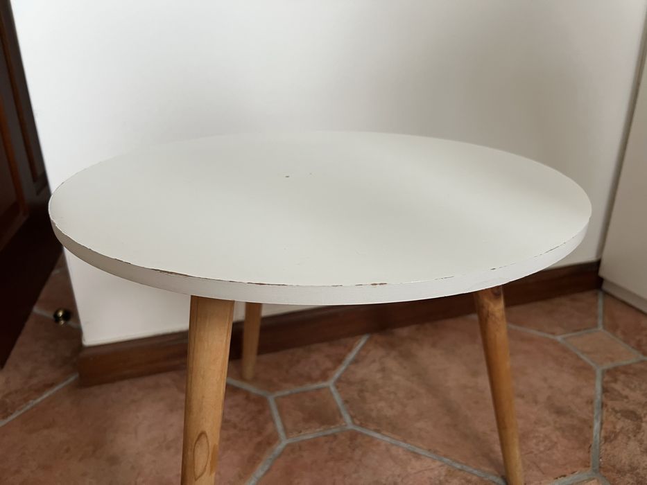 Mesa de apoio estilo nórdico – 48 cm – branca com pernas em madeira