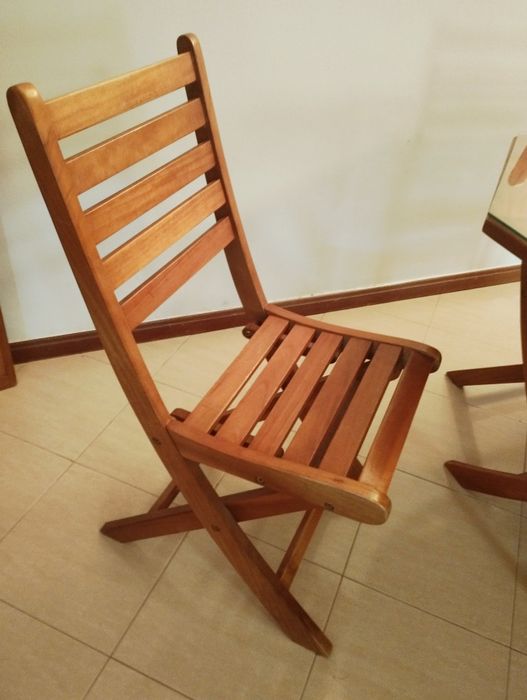 Conjunto mesa sala de jantar ou jardim em madeira maçica + 4 cadeiras