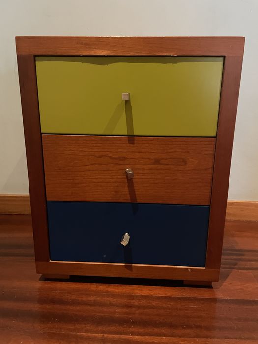 Mesa de cabeceira com gavetas